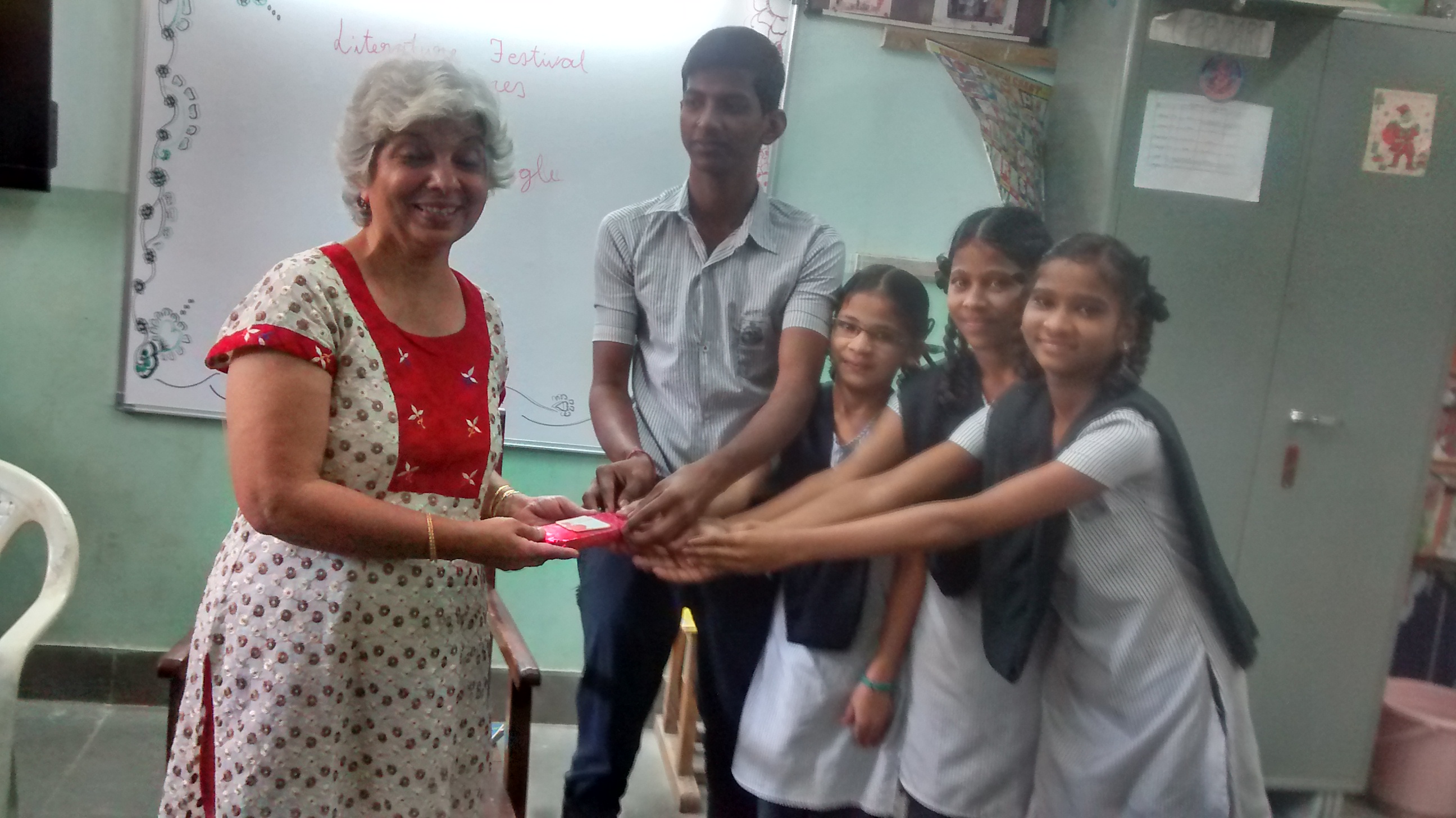Students of BY Vile Parle felicitating author Katie Bagli